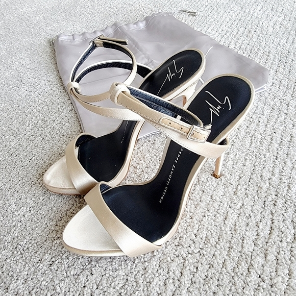 Giuseppe Zanotti Design satin sandals with crystals - Picture 3 of 11